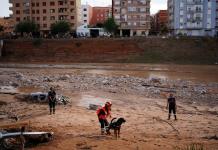 España envía más militares a combatir la devastación de unas inundaciones que dejaron ya más de 200 muertos