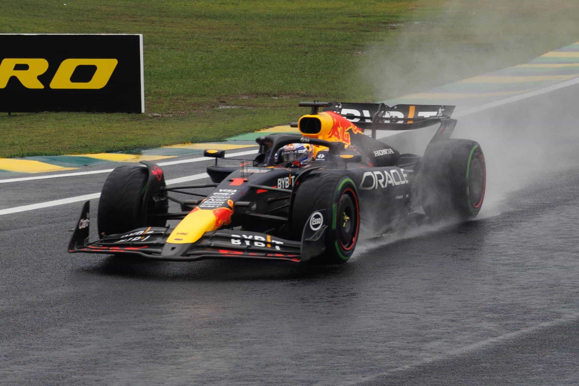 Verstappen gana en Brasil para acercarse al título y Checo culmina en el lugar 11 en Interlagos.