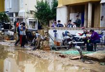 Buscan más víctimas en Valencia, Barcelona azotada por fuertes lluvias