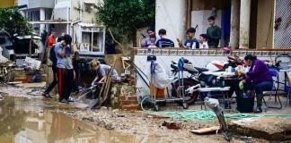 Buscan más víctimas en Valencia, Barcelona azotada por fuertes lluvias