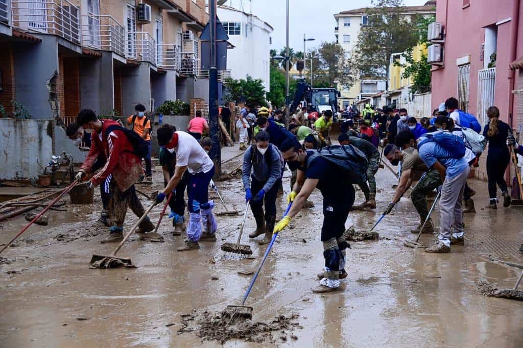 Un estallido en la devastada región de Valencia contra la errática y polarizada clase política