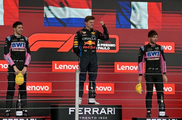 Verstappen da un golpe de autoridad al ganar el lluvioso y loco Gran Premio de Sao Paulo