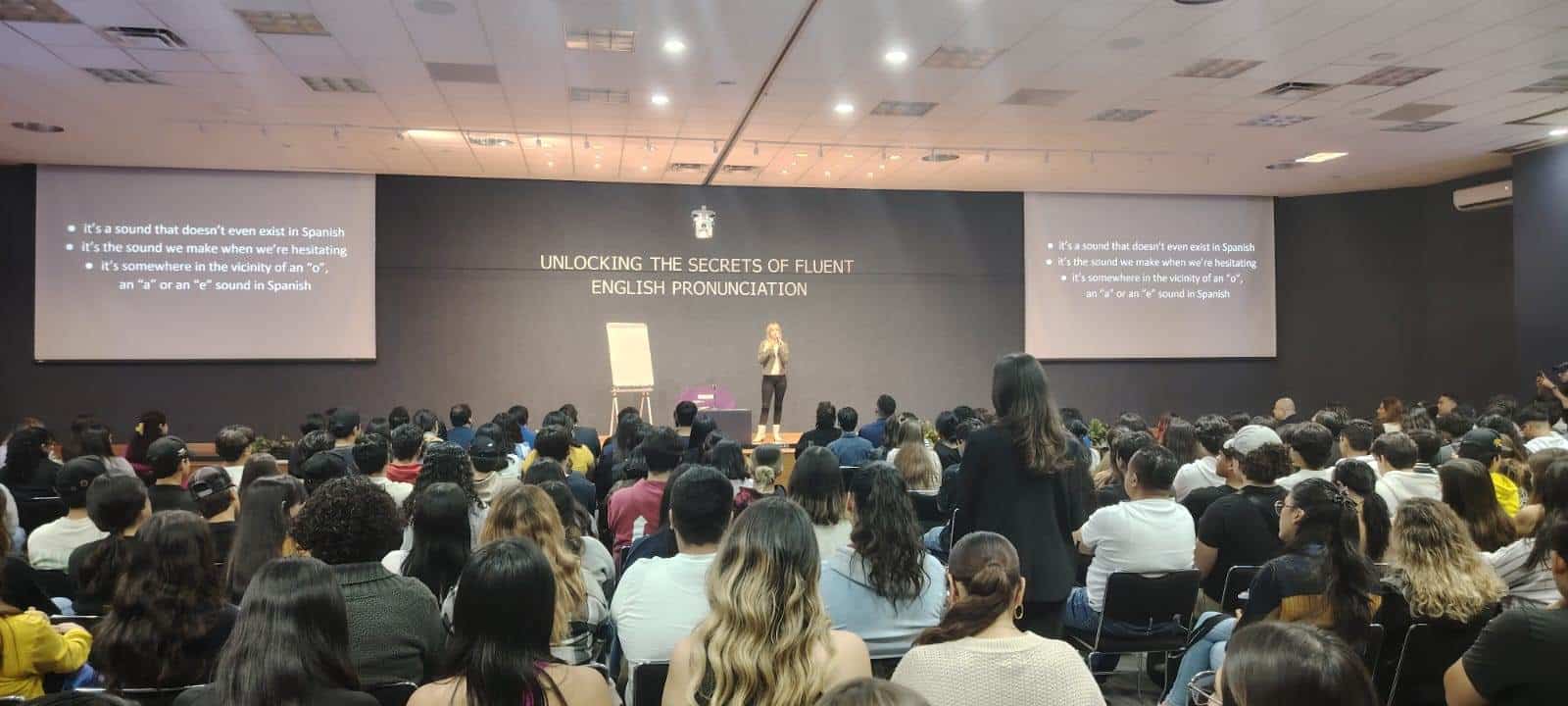 La influencer Súper Holly imparte MasterClass en el CUCEA para mejorar la comunicación