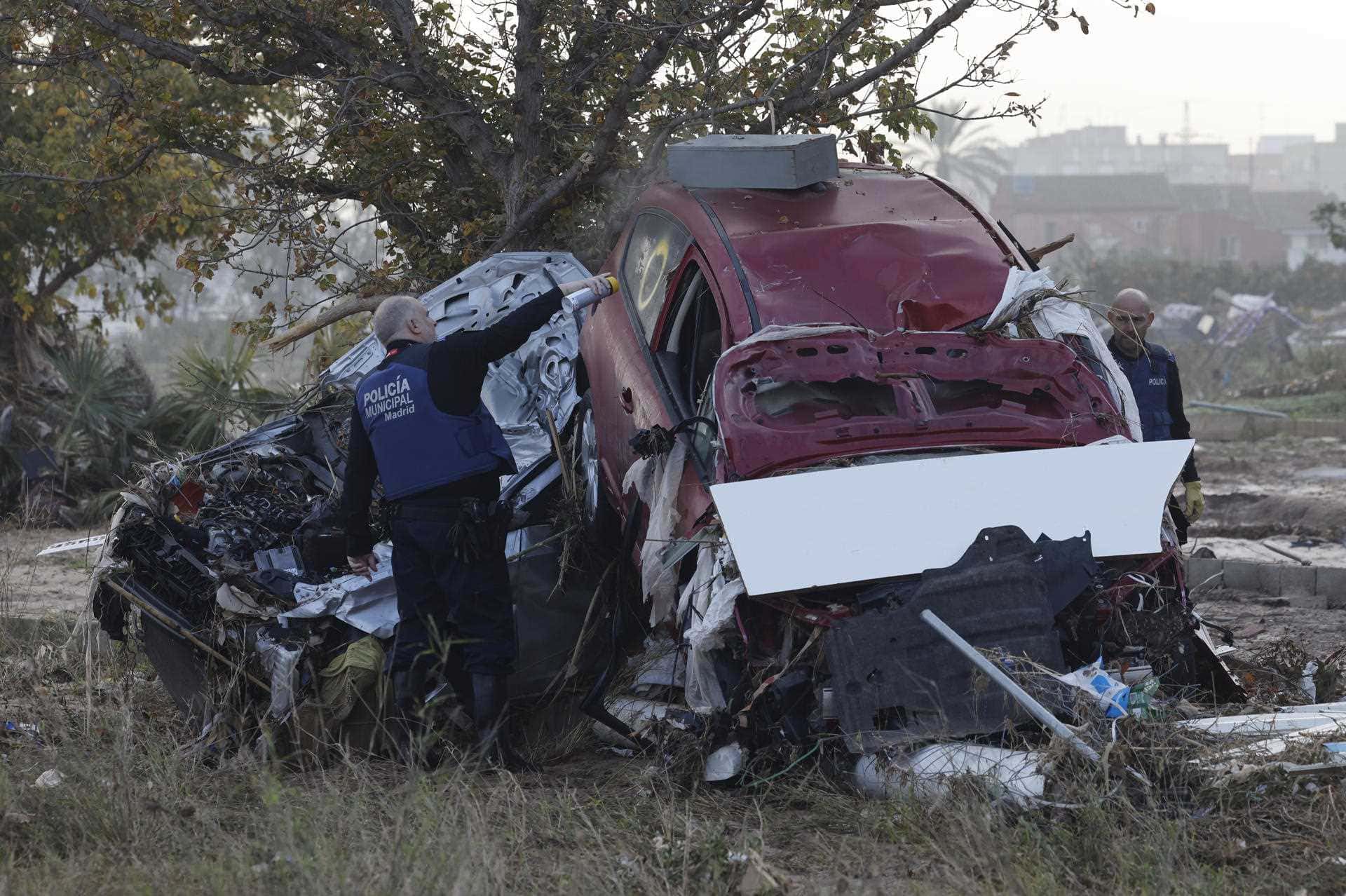 Policías locales de toda España siguen revisando los coches arrastrados por la riada