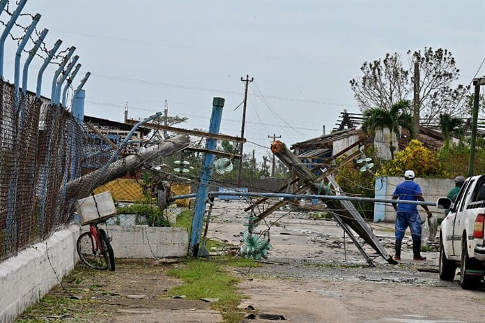 Cuba inicia balance de daños tras paso del huracán Rafael, que dejó a la isla a oscuras.