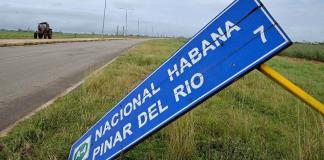 Cuba inicia balance de daños tras paso del huracán Rafael, que dejó a la isla a oscuras.