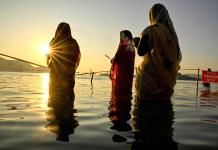 Miles de indios se bañan en las contaminadas aguas sagradas del río Yamuna