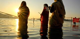 Miles de indios se bañan en las contaminadas aguas sagradas del río Yamuna