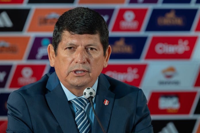 Detienen por presunta corrupción al titular de la Federación de Fútbol de Perú