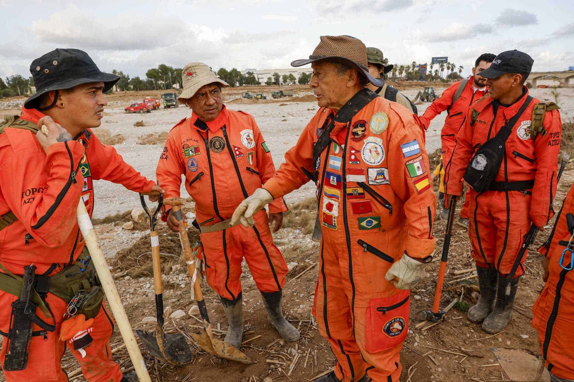 Rescatistas mexicanos colaboran en la búsqueda de cadáveres tras la dana en Valencia