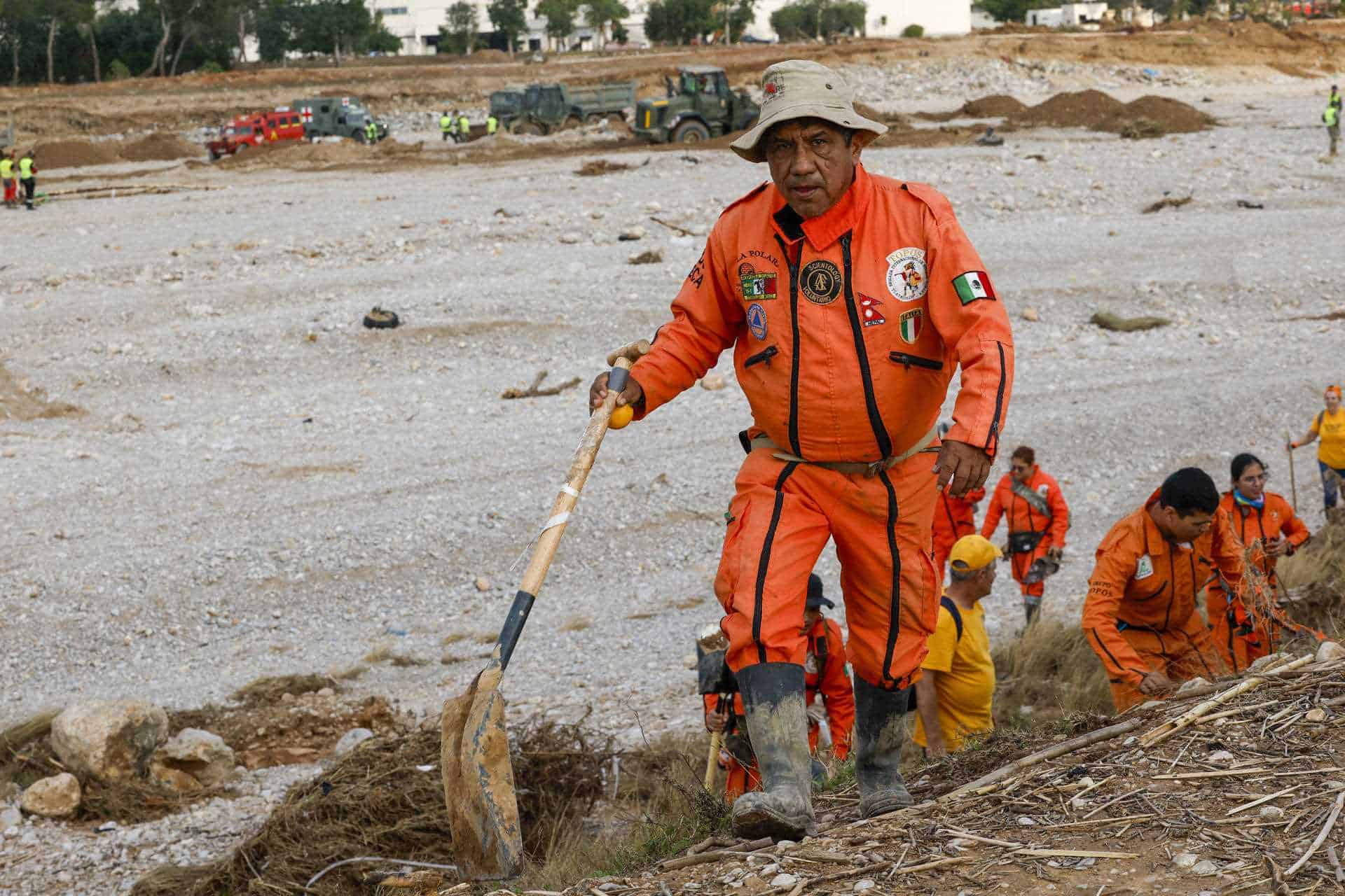 Rescatistas mexicanos colaboran en la búsqueda de cadáveres tras la dana en Valencia