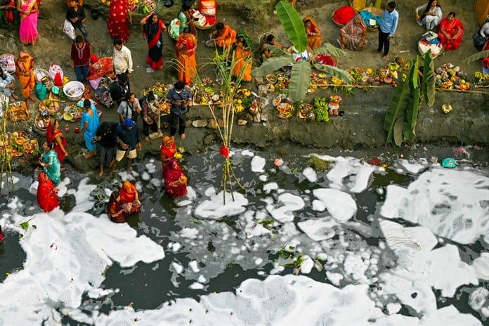 Miles de indios se bañan en las contaminadas aguas sagradas del río Yamuna