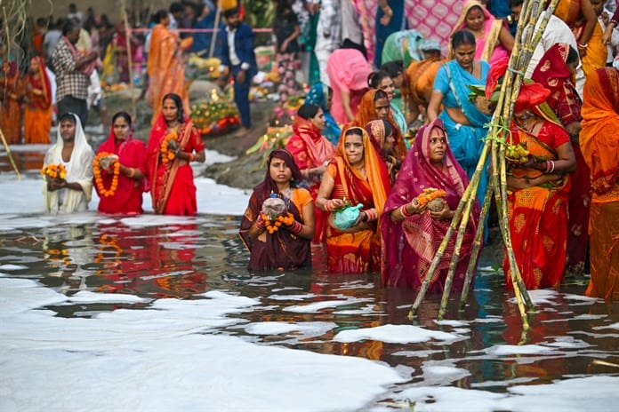 Miles de indios se bañan en las contaminadas aguas sagradas del río Yamuna