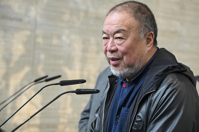 El pintor y escultor Weiwei da más valor en el arte a los sentimientos que a la IA