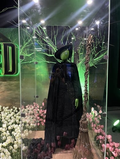 Inauguran la museografía del vestuario de The Wicked