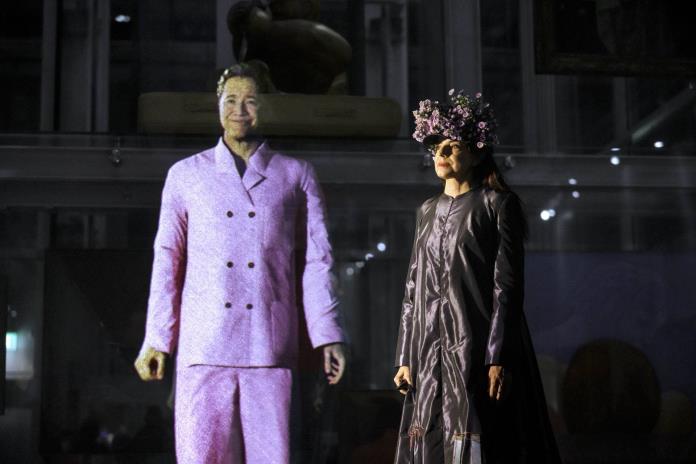 La artista Alicia Framis y el holograma AILex ya son marido y mujer