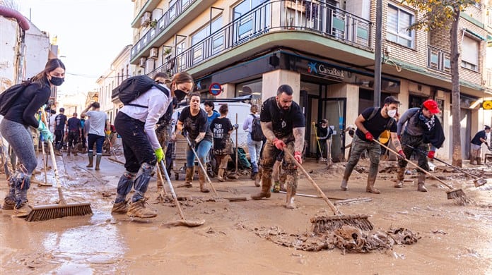El Granada dona a Valencia casi 35.000 euros y 140 palés de ropa y materiales