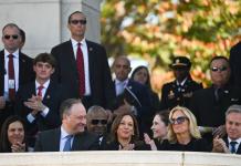 Harris vuelve a aparecer en público con Biden tras derrota electoral