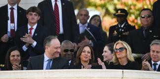 Harris vuelve a aparecer en público con Biden tras derrota electoral