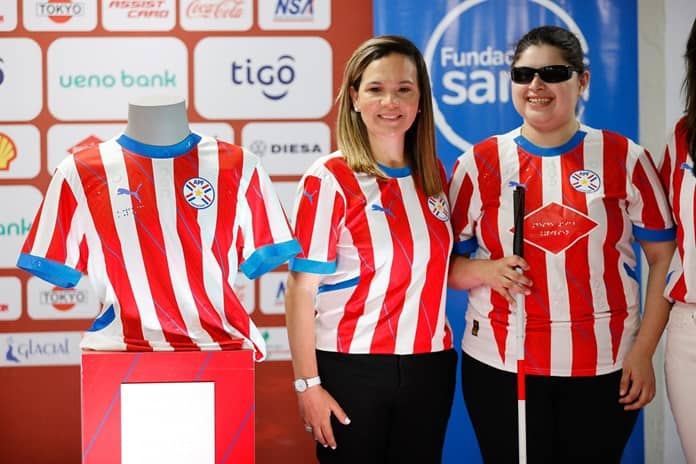 La selección paraguaya de fútbol estrena camiseta para personas no videntes