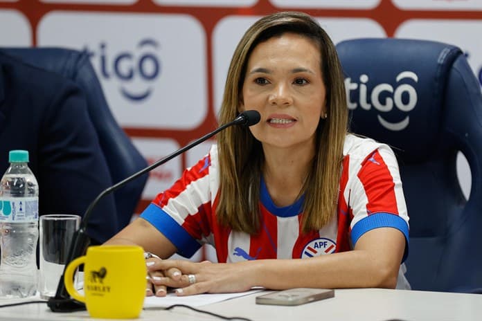 La selección paraguaya de fútbol estrena camiseta para personas no videntes