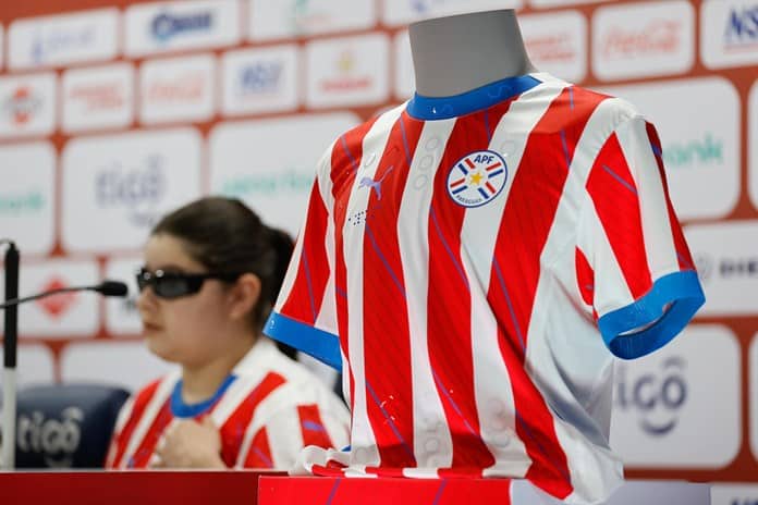 La selección paraguaya de fútbol estrena camiseta para personas no videntes