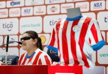 La selección paraguaya de fútbol estrena camiseta para personas no videntes