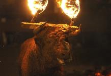 Justicia española suspende fiesta del toro de fuego y defiende bienestar del animal