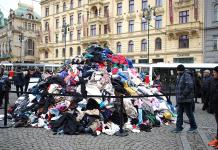 Enorme pila de ropa en Praga pone de relieve los residuos textiles