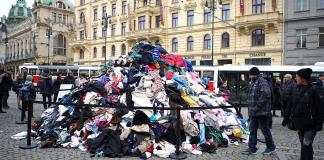 Enorme pila de ropa en Praga pone de relieve los residuos textiles