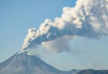 Varías compañías anulan sus vuelos a Bali por la erupción de un volcán