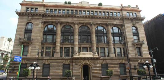 El Banco de México prevé que siga debilidad económica y que inflación resista presiones