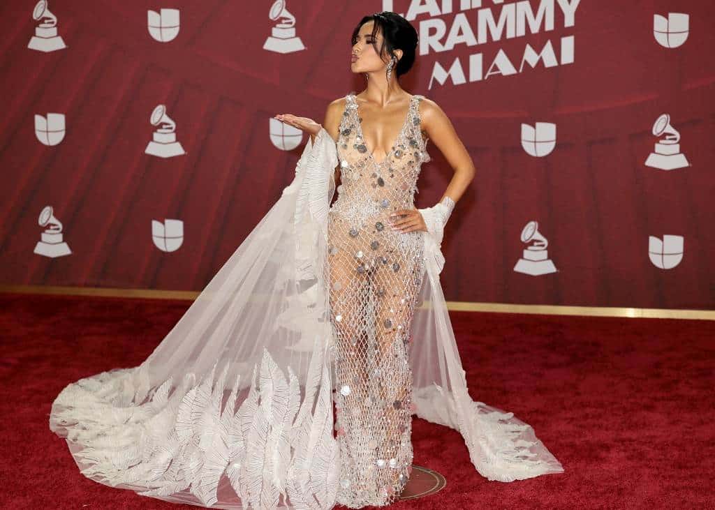 La moda conceptual y la originalidad dominan la alfombra de los Latin Grammy