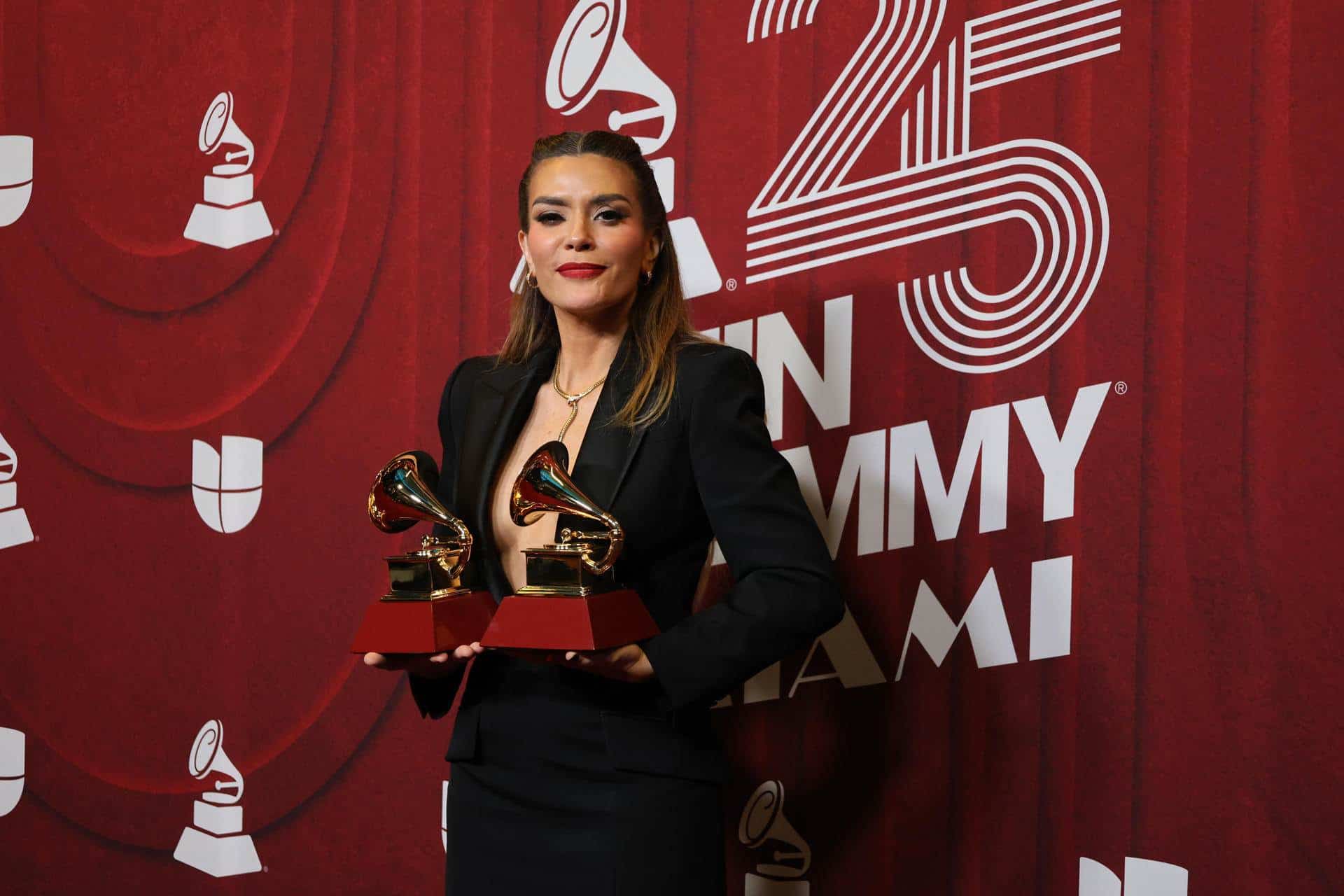 La moda conceptual y la originalidad dominan la alfombra de los Latin Grammy