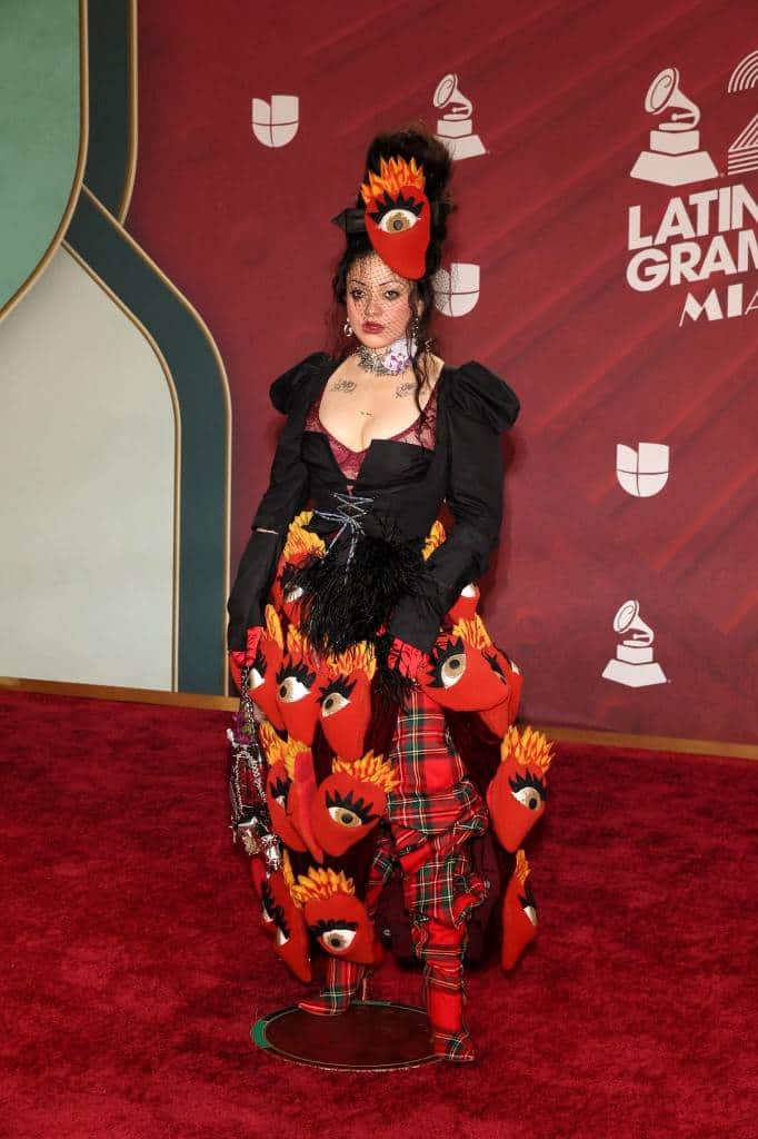 La moda conceptual y la originalidad dominan la alfombra de los Latin Grammy