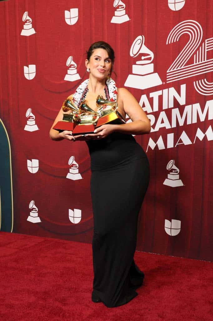 La moda conceptual y la originalidad dominan la alfombra de los Latin Grammy