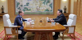 Líder norcoreano se reúne con ministro ruso en una visita a Pyongyang