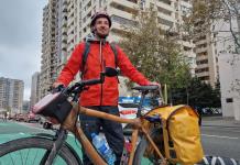 Joven alemán viaja en bicicleta a la cumbre climática en Azerbaiyán