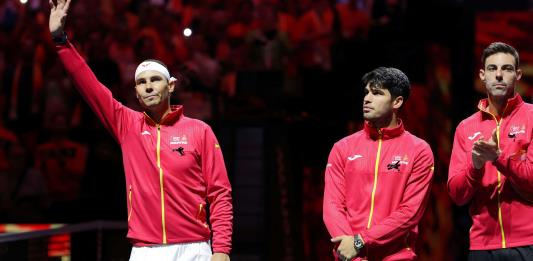 Entre lágrimas de emoción, Nadal abre la Davis de su despedida con derrota