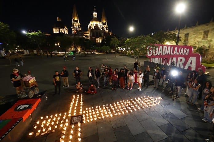 Honran a periodistas asesinados con un memorial en Guadalajara