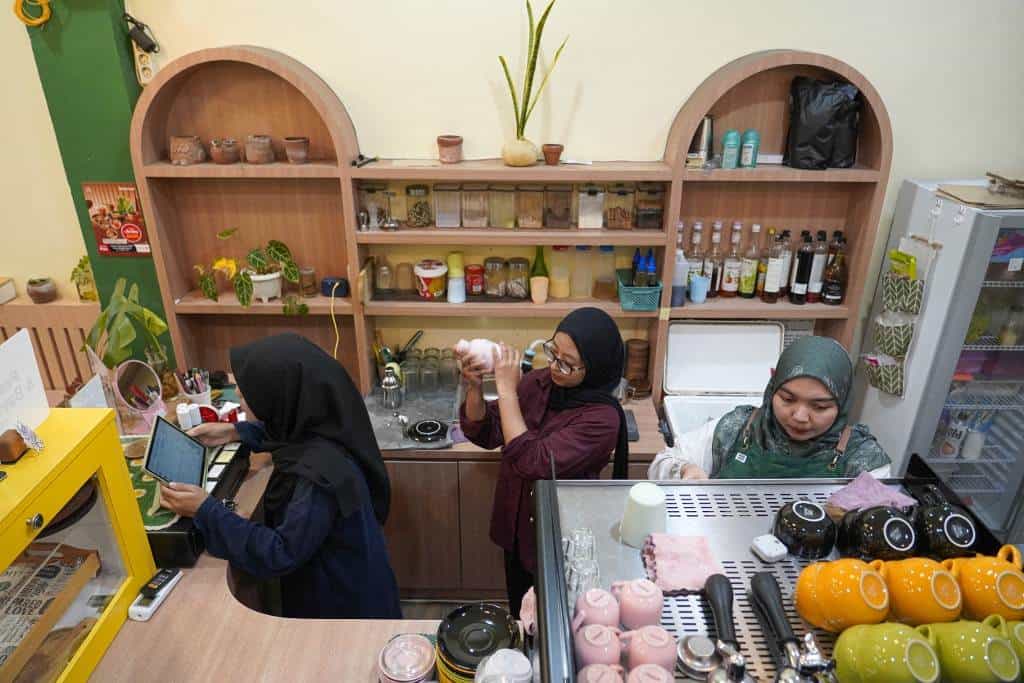 Un café de mujeres rompe estereotipos en la provincia más conservadora de Indonesia