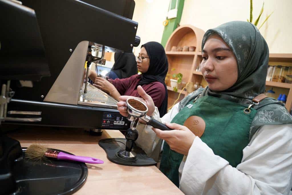 Un café de mujeres rompe estereotipos en la provincia más conservadora de Indonesia