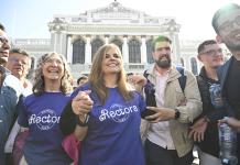 Con mariachi femenil y batucada, celebran a la primera rectora en la historia de la UdeG