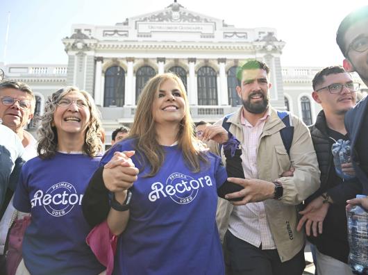 Con mariachi femenil y batucada, celebran a la primera rectora en la historia de la UdeG