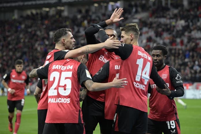 Xabi Alonso bromea con volver a jugar ante ola de lesiones del Leverkusen