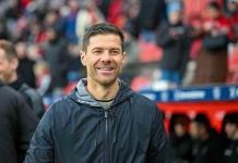 Xabi Alonso bromea con volver a jugar ante ola de lesiones del Leverkusen