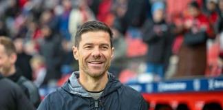 Xabi Alonso bromea con volver a jugar ante ola de lesiones del Leverkusen