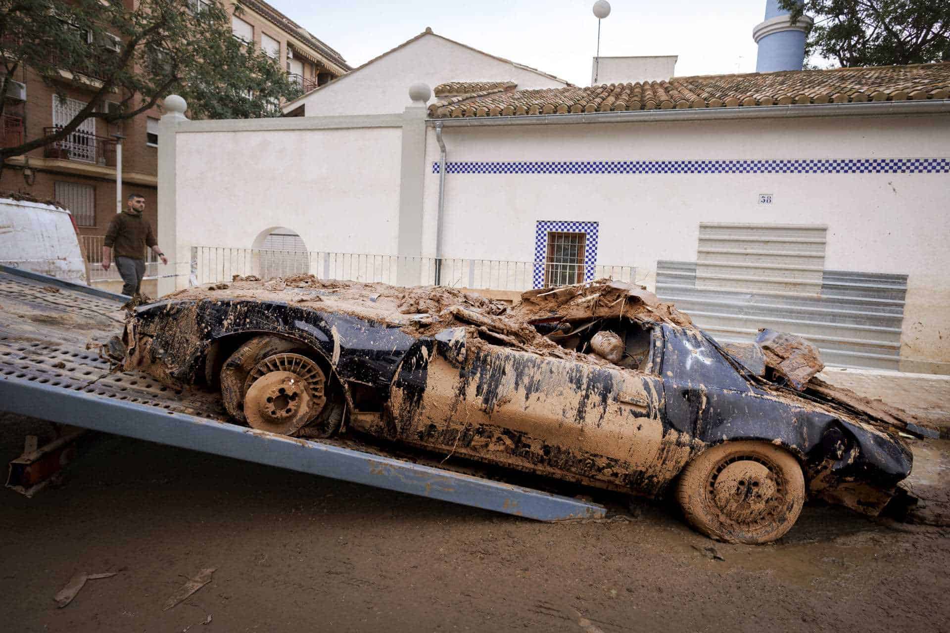 El Kitt de Javier, una réplica del coche fantástico perdida entre el lodo de Picanya