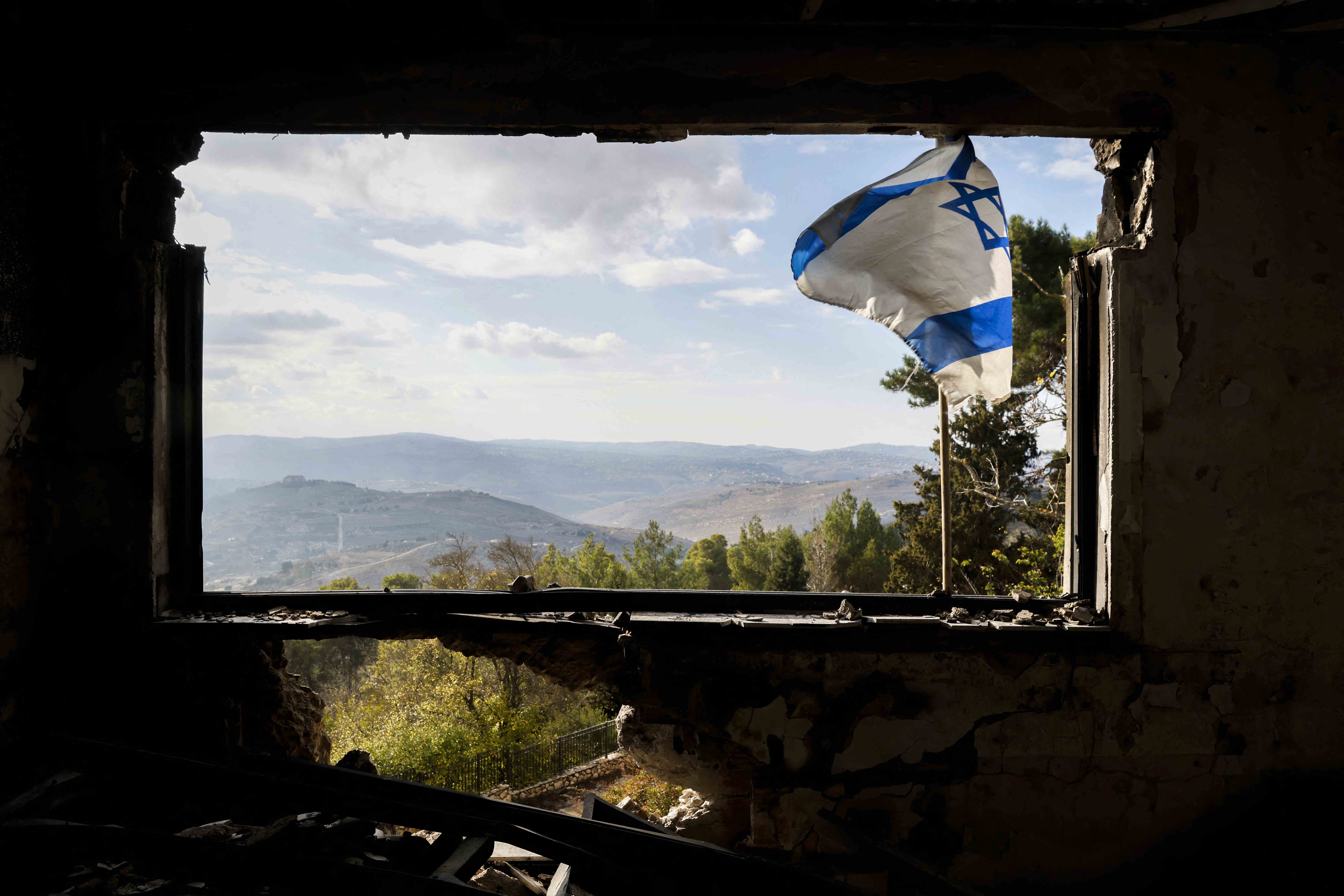 Israel bombardea una instalación de Hezbolá en Líbano en el segundo día de tregua