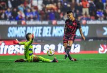 Los Xolos golean al líder Cruz Azul y ponen un pie en la semifinal